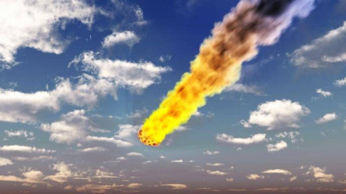 A large metoero streaks across the sky